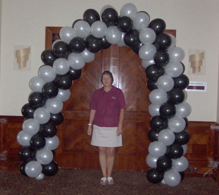  the main dining room was set off with an arch of black & white balloons!